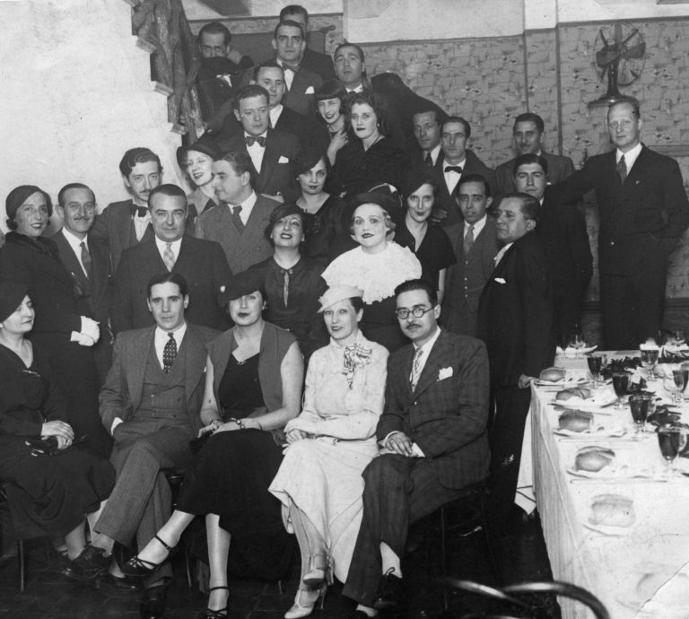 Reunión en la que se encuentran Raúl Gonzalez Tuñón y Amparo Mom, Pablo Rojas Paz, Sara Tornú, María Carmén Portela, Margot y Adolfo Parker, Nora Lange y Oliverio Girondo entre otros