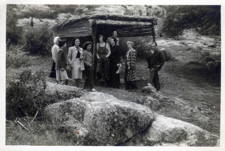 Margot, su hermana María Carmén, junto a María Teresa León, Rafael Alberti entre otros. Totoral, Córdoba